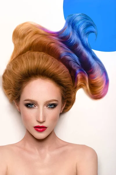 Γυναίκα με πολύχρωμα μαλλιά σε μπλε κύκλο — Φωτογραφία Αρχείου