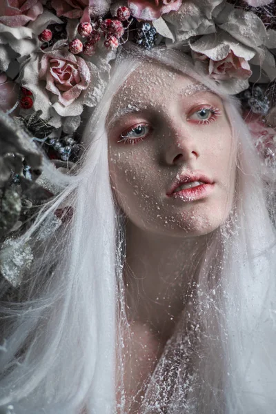 Γυναίκα με άσπρα μαλλιά και άσπρα τριαντάφυλλα — Φωτογραφία Αρχείου