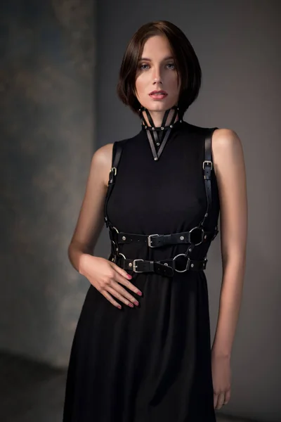 Γυναίκα στο μαύρο φόρεμα με δερμάτινα αξεσουάρ — Φωτογραφία Αρχείου