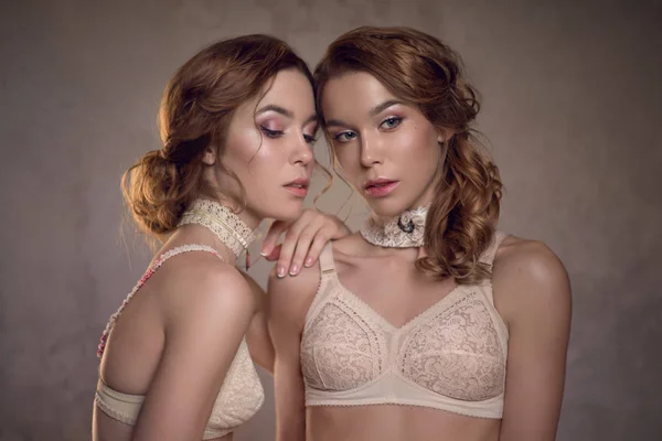 Two beautiful women in vintage lingerie — Stock Photo, Image