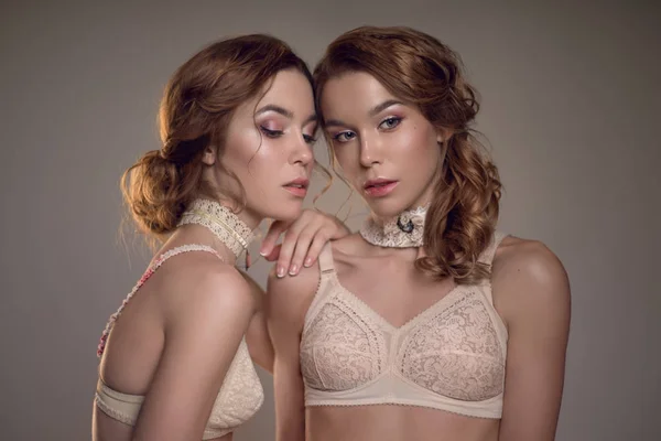 Dua wanita cantik di lingerie antik — Stok Foto