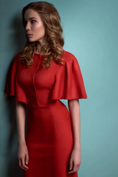 Pózol a kamera piros ruhás nő — Stock Fotó