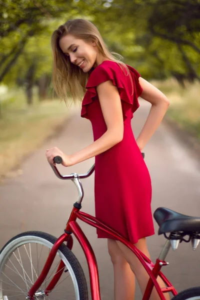 Жінка їде вінтажний велосипед у парку — стокове фото