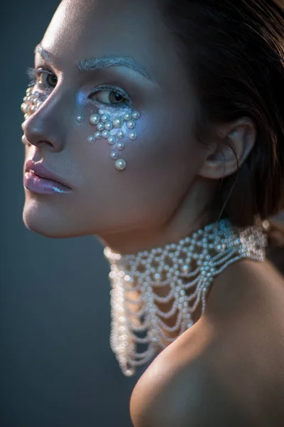 Frau mit Perlen und Wachs — Stockfoto