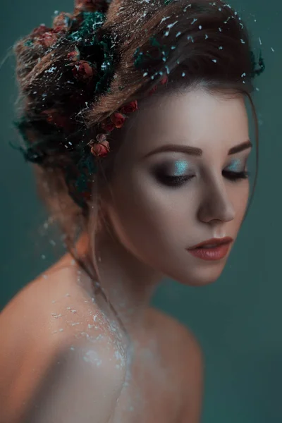 Mulher com flores e neve no cabelo — Fotografia de Stock