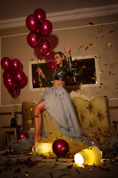 Frau Springt Nach Party Mit Roten Luftballons Ins Bett — Stockfoto