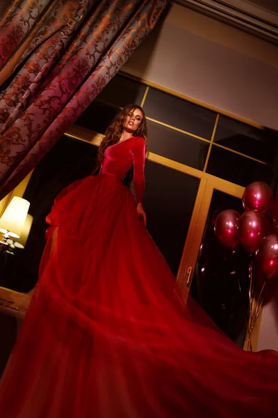 Frau Roten Abendkleid Posiert Auf Festlichem Hintergrund — Stockfoto