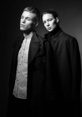 Genç çift koyu arka plan üzerinde poz