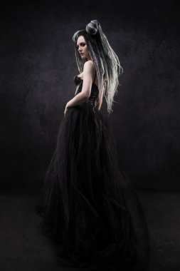 Dreads ve siyah Gotik elbise koyu arka plan üzerinde poz kadın ile