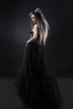 Dreads ve siyah Gotik elbise koyu arka plan üzerinde poz kadın ile