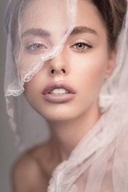 Kumral ve düğün peçe ile kadın portresi