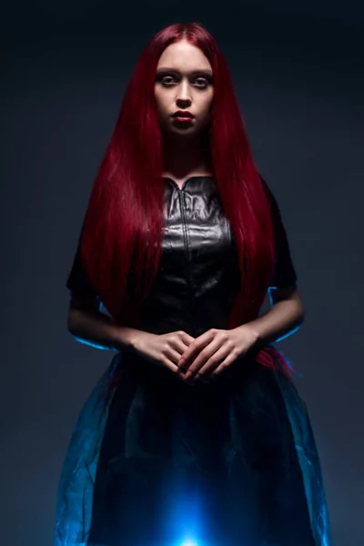 Portret Van Een Vrouw Met Rode Zwarte Gothic Kleding Kijken — Stockfoto