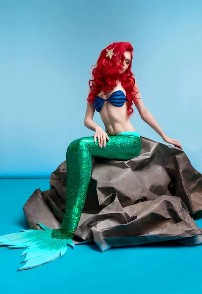Sirena Con Capelli Rossi Ondulati Seduta Pietra Sfondo Blu — Foto Stock