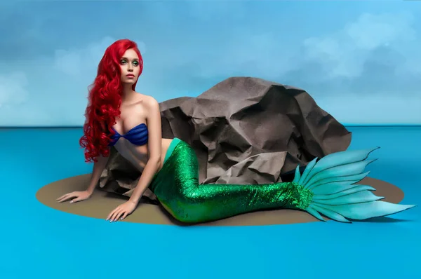 Sirena Con Pelo Rojo Descansando Cerca Piedra Sobre Fondo Azul — Foto de Stock