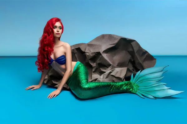 Sirena Con Pelo Rojo Descansando Cerca Piedra Sobre Fondo Azul —  Fotos de Stock