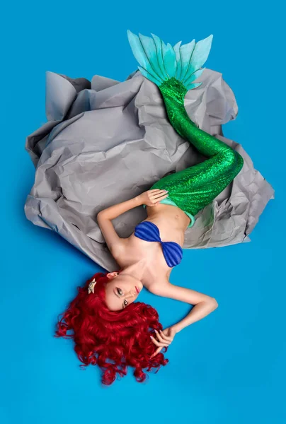 Sirena Ariel Colocada Sobre Piedra Sobre Fondo Azul —  Fotos de Stock