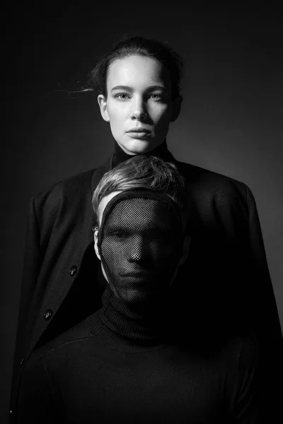 Retrato Mujer Con Hombre Máscara Facial Posando Sobre Fondo Oscuro — Foto de Stock