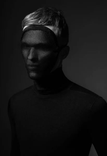 Πορτρέτο Του Ανθρώπου Στη Μάσκα Προσώπου Θέτοντας Σκούρο Φόντο — Φωτογραφία Αρχείου