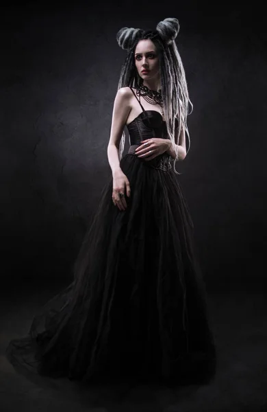 Mulher Com Dreads Vestido Gótico Preto Posando Fundo Escuro — Fotografia de Stock