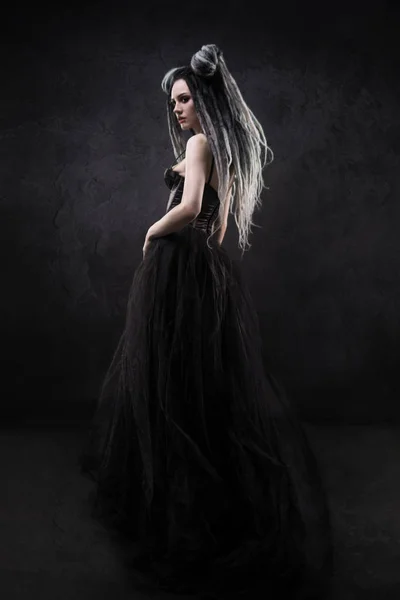 Vrouw Met Dreadlocks Zwarte Gothic Jurk Poseren Donkere Achtergrond — Stockfoto