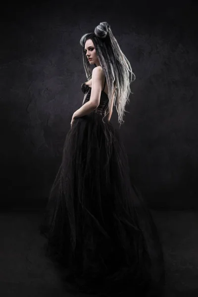 Mulher Com Dreads Vestido Gótico Preto Posando Fundo Escuro — Fotografia de Stock