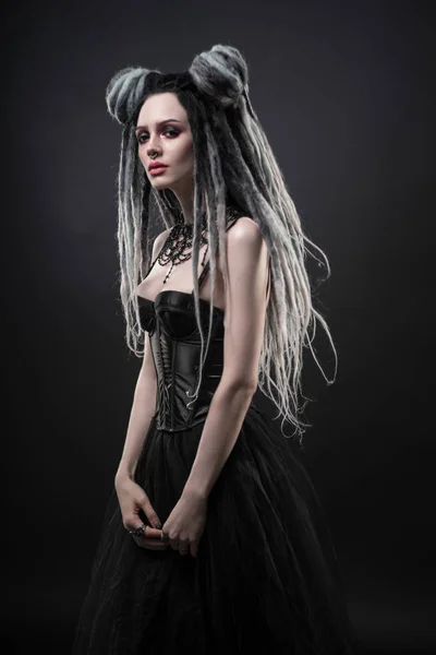 Sidovy Kvinna Med Dreads Och Festliga Svarta Gothic Klä Poserar — Stockfoto