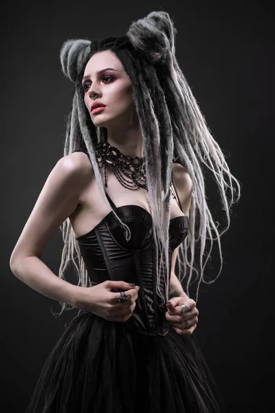 Porträtt Kvinna Med Dreads Och Festliga Svarta Gothic Klä Poserar — Stockfoto