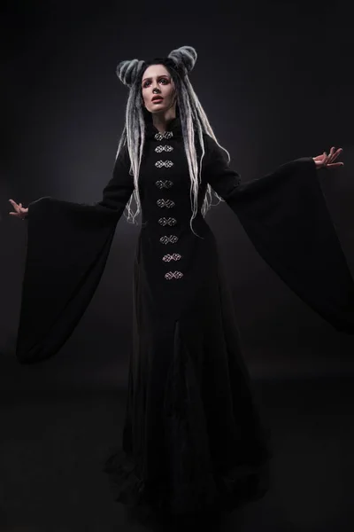Vista Completa Mujer Con Rastas Con Abrigo Gótico Negro Posando — Foto de Stock