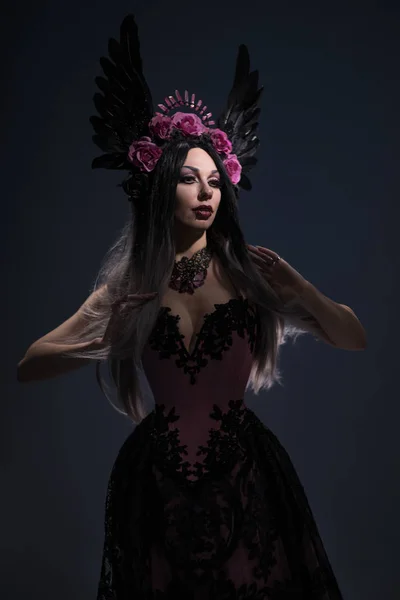 Retrato Encantadora Mulher Morena Rosa Coroa Posando Fundo Escuro — Fotografia de Stock