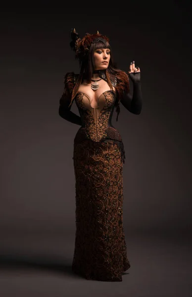 Vue Complète Femme Brune Robe Steampunk Gothique Posant Caméra — Photo