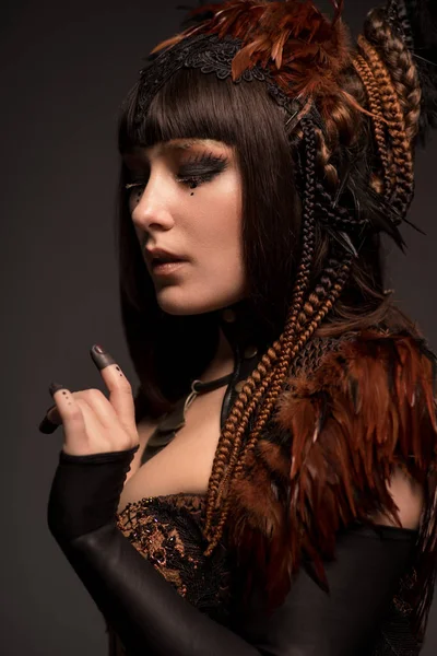 Retrato Mulher Morena Com Maquiagem Gótica Escura Penteado Criativo — Fotografia de Stock