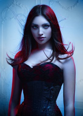  Zarif elbiseli kadın. 