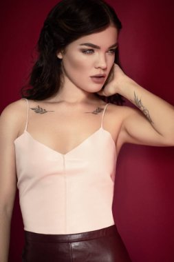 Stüdyoda poz veren güzel bir kadın.