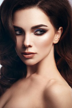 Stüdyoda poz veren modelin moda portresi.