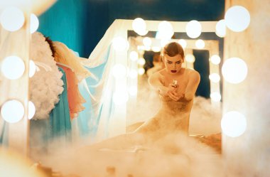 Soyunma odasında silahlı bir aktris.