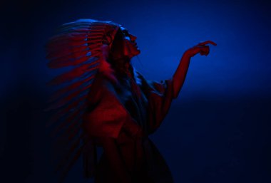 Hint kostümlü genç manken. 