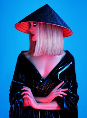 Moda fotoğrafçılığı. Stüdyoda poz veren genç bir model