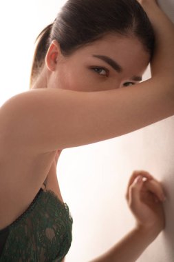 İç çamaşırlı güzel bir kadın poz veriyor. 