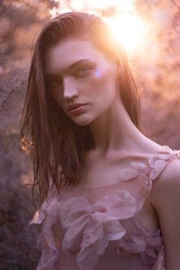 Bahar parkında poz veren güzel genç bir model. 