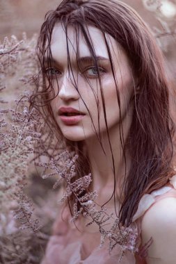 Bahar parkında poz veren güzel genç bir model. 