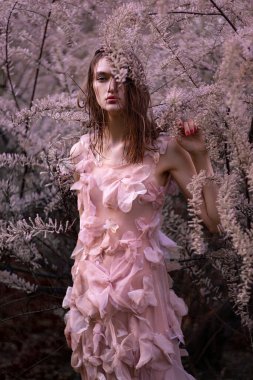 Bahar parkında poz veren güzel genç bir model. 