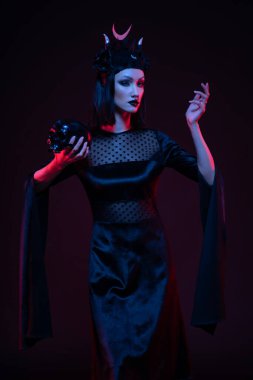 Gotik tarzda siyah elbiseli genç bir kadın. 