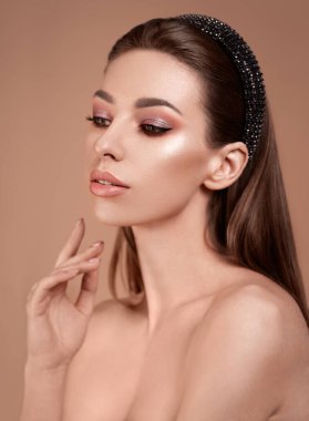 Moda fotoğrafçılığı. Stüdyoda poz veren genç bir model