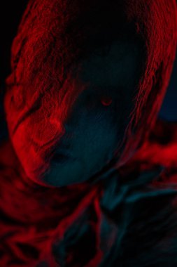 Peçeli genç bir manken.