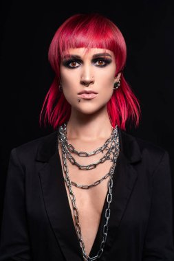 Moda fotoğrafçılığı. Stüdyoda poz veren genç bir model