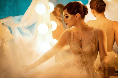 Genç ve güzel aktris soyunma odasında. 