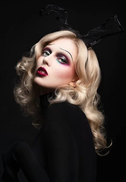 Portrait Mode Mannequin Avec Maquillage Créatif Posant Studio — Photo