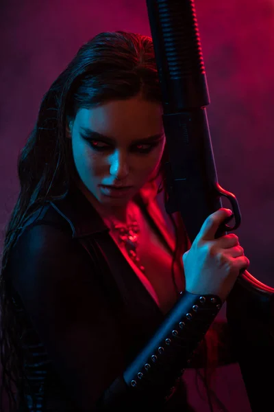 Young Woman Gun Posing Studio — Stock Photo, Image