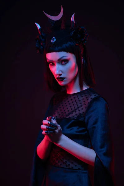 Junge Frau Schwarzem Kleid Gothic Stil Posiert — Stockfoto