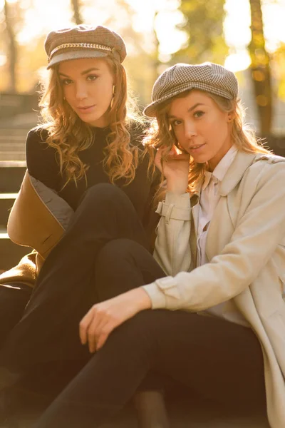 Mulheres Bonitas Jovens Posando Rua — Fotografia de Stock